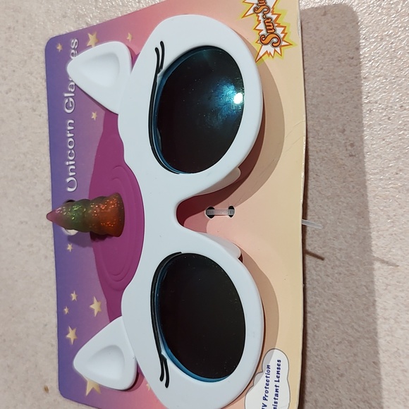 Stand out from the crowd with these fun stylish sunglasses featuring a unicorn - Picture 1 of 9